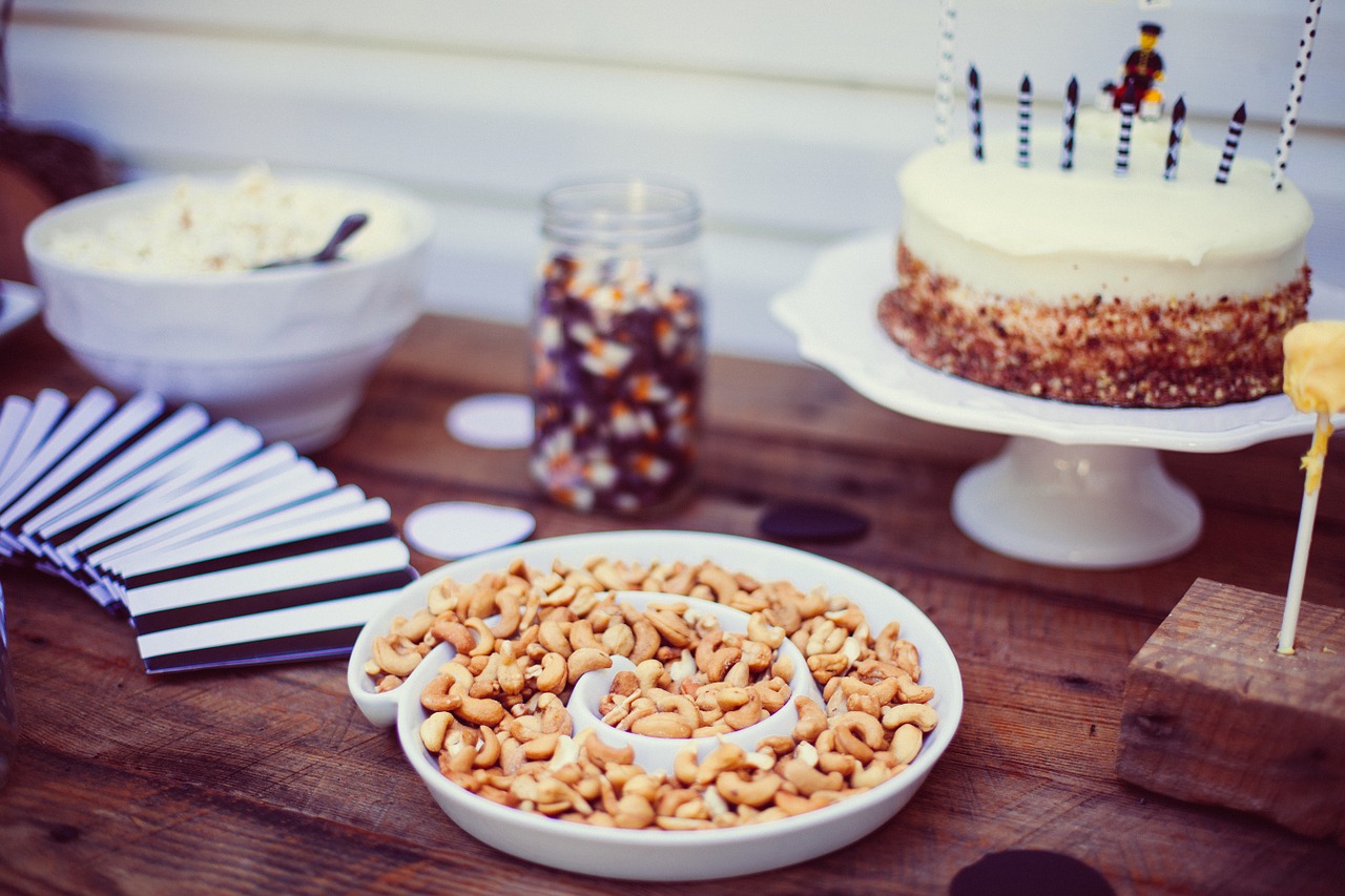 Spenden zu privaten Anlässen Tisch mit einer Torte, Snacks und einer Schüssel Salat